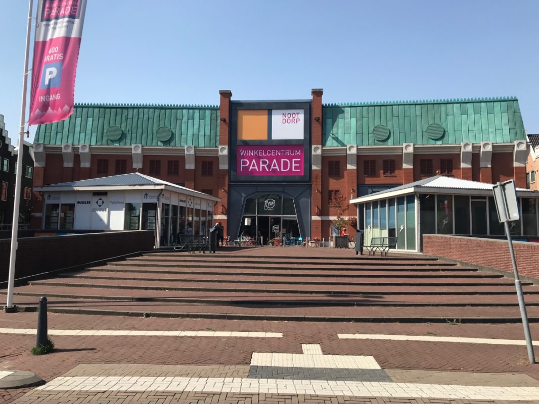 shoppers uitdelen winkelcentrum parade nootdorp